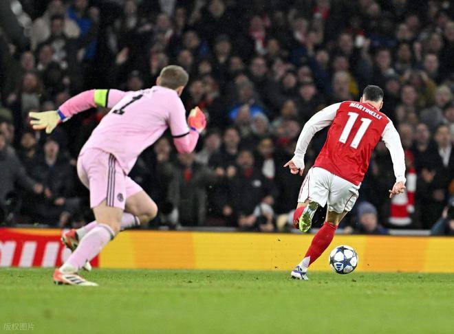 诺伊尔狼狈失误,马丁内利激情滑跪,塔子哥振臂,全场沸腾堪比夺冠